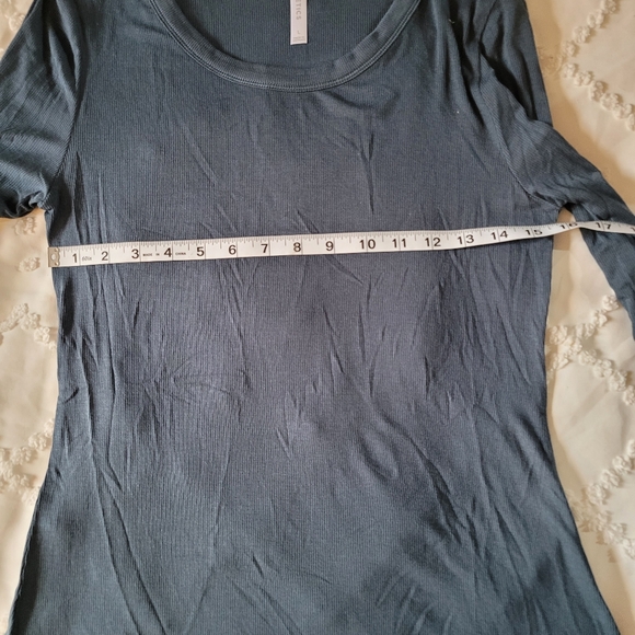 Nwot fabletics light weight ribbed long sleeve large - Picture 3 of 4